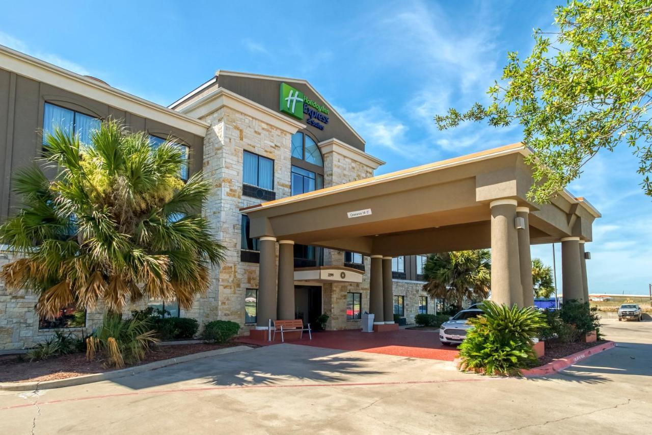 Holiday Inn Express And Suites Beeville By Ihg Bagian luar foto