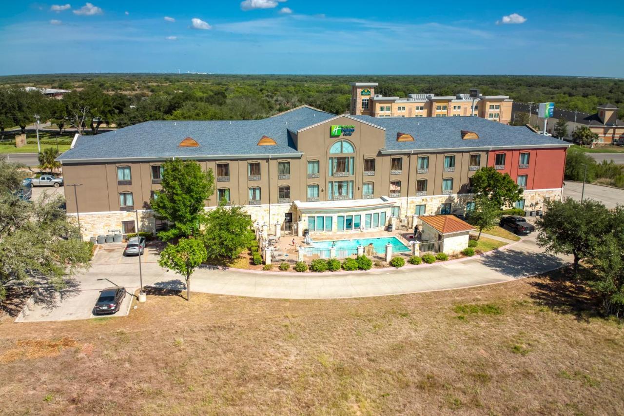 Holiday Inn Express And Suites Beeville By Ihg Bagian luar foto