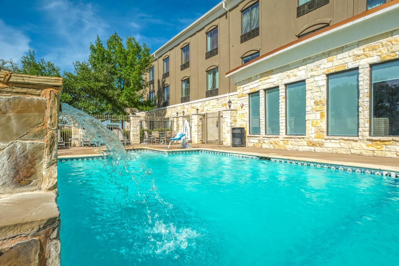 Holiday Inn Express And Suites Beeville By Ihg Bagian luar foto