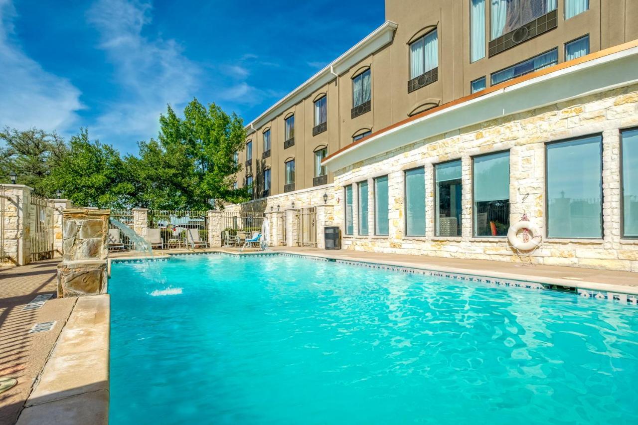 Holiday Inn Express And Suites Beeville By Ihg Bagian luar foto