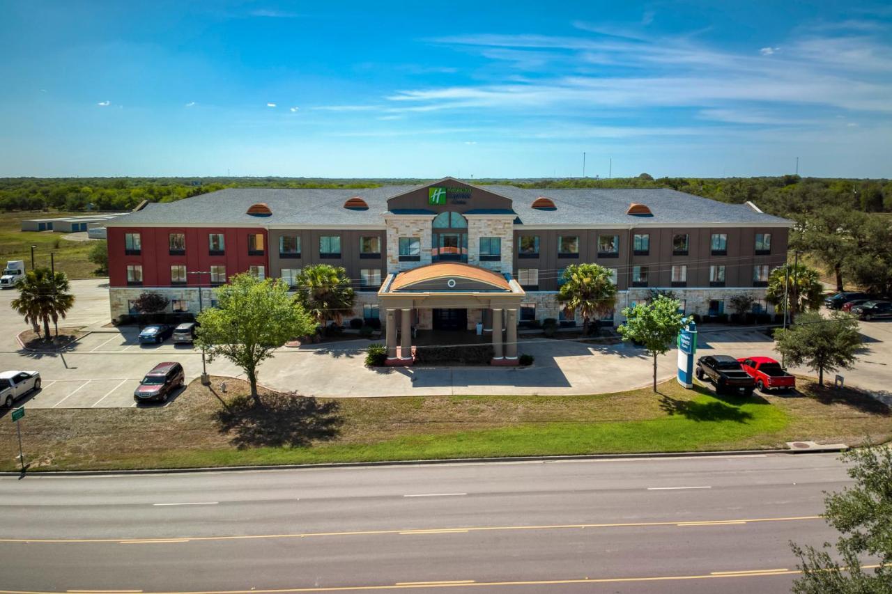 Holiday Inn Express And Suites Beeville By Ihg Bagian luar foto
