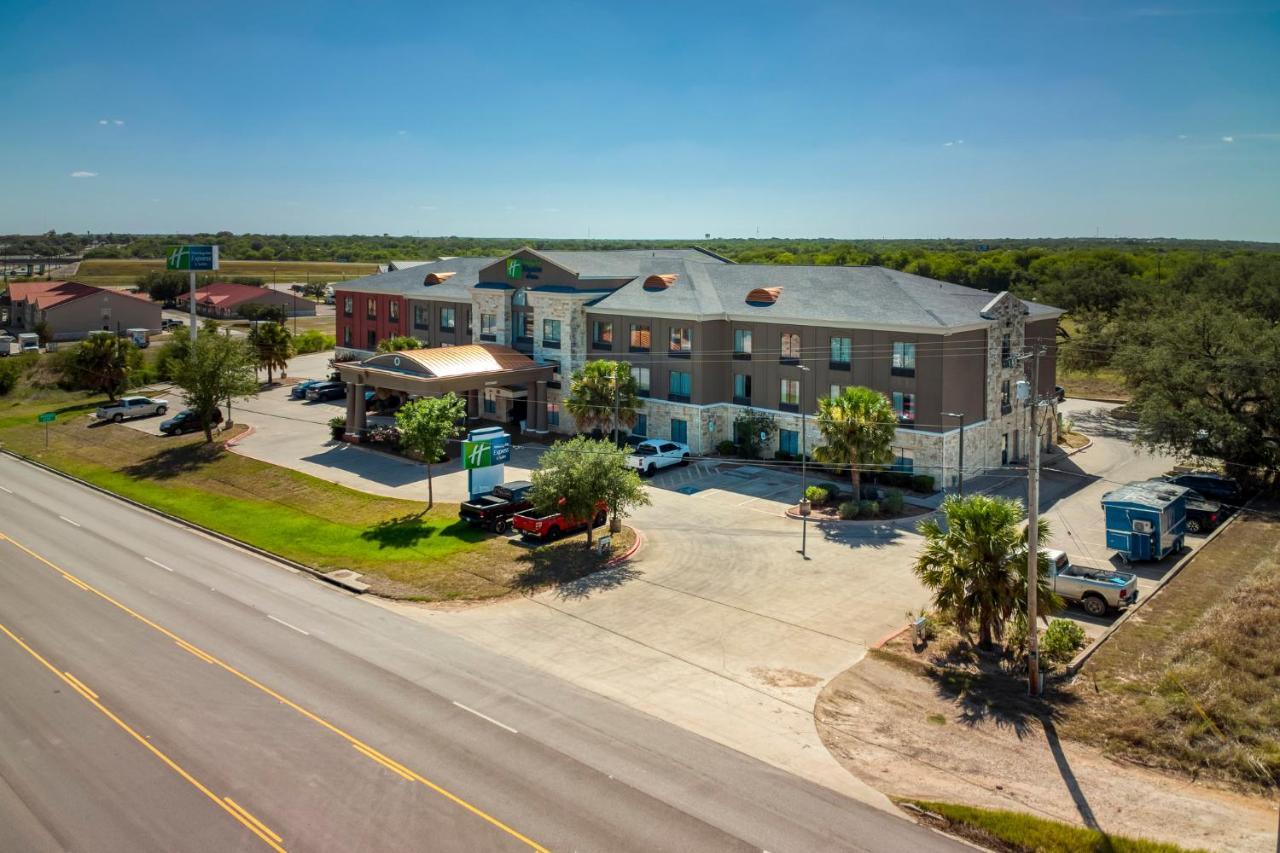 Holiday Inn Express And Suites Beeville By Ihg Bagian luar foto