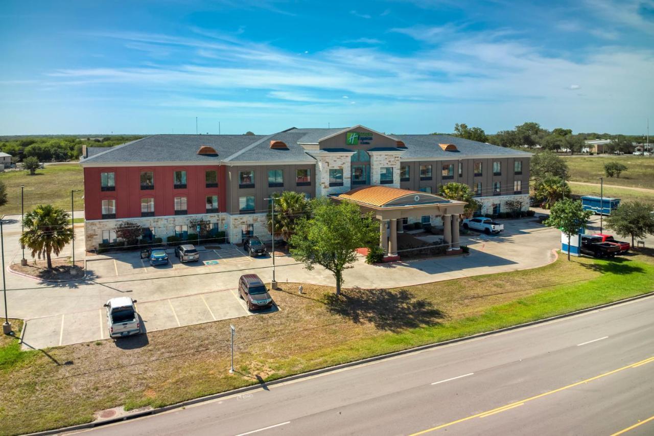 Holiday Inn Express And Suites Beeville By Ihg Bagian luar foto