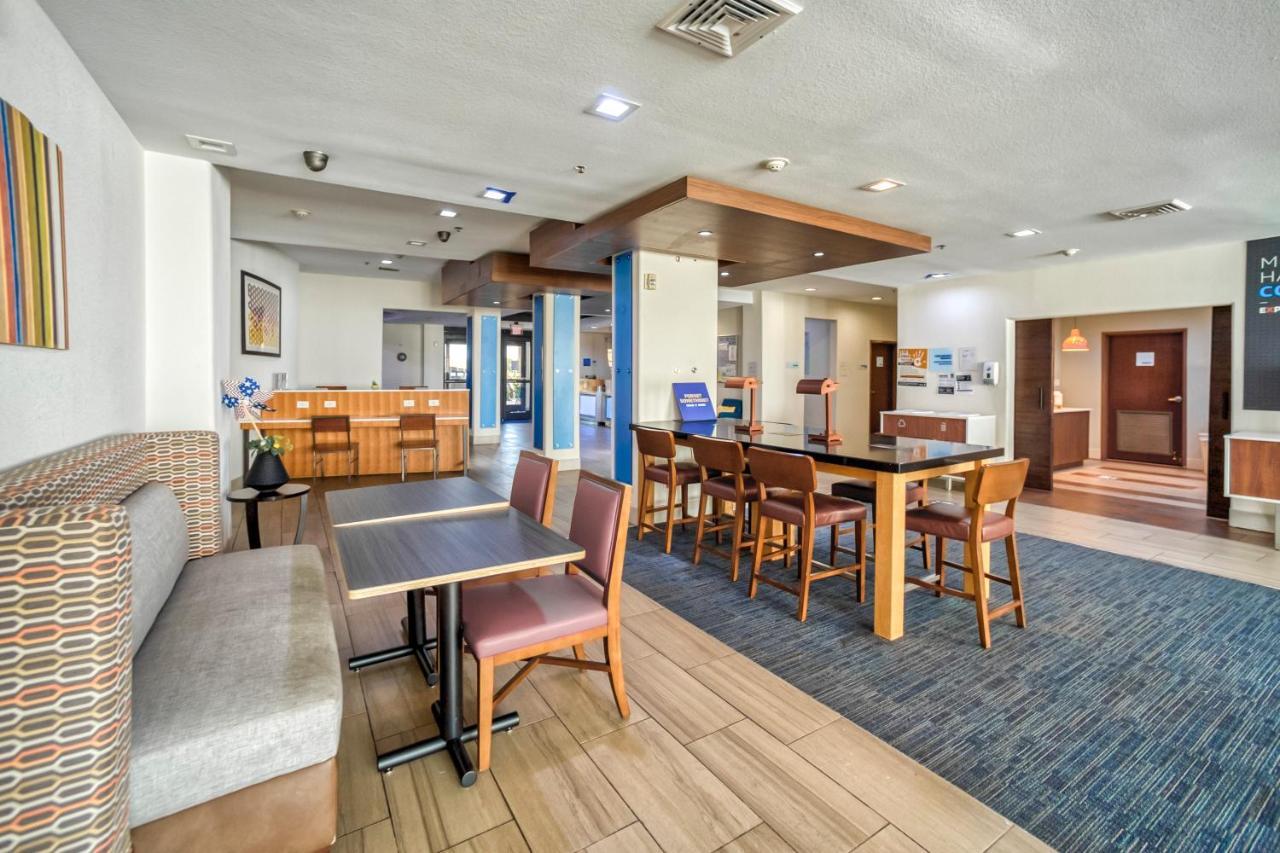 Holiday Inn Express And Suites Beeville By Ihg Bagian luar foto