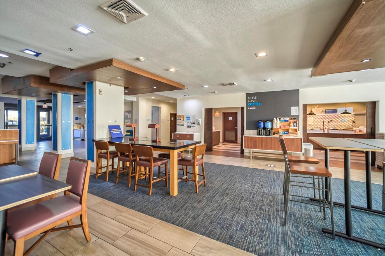 Holiday Inn Express And Suites Beeville By Ihg Bagian luar foto