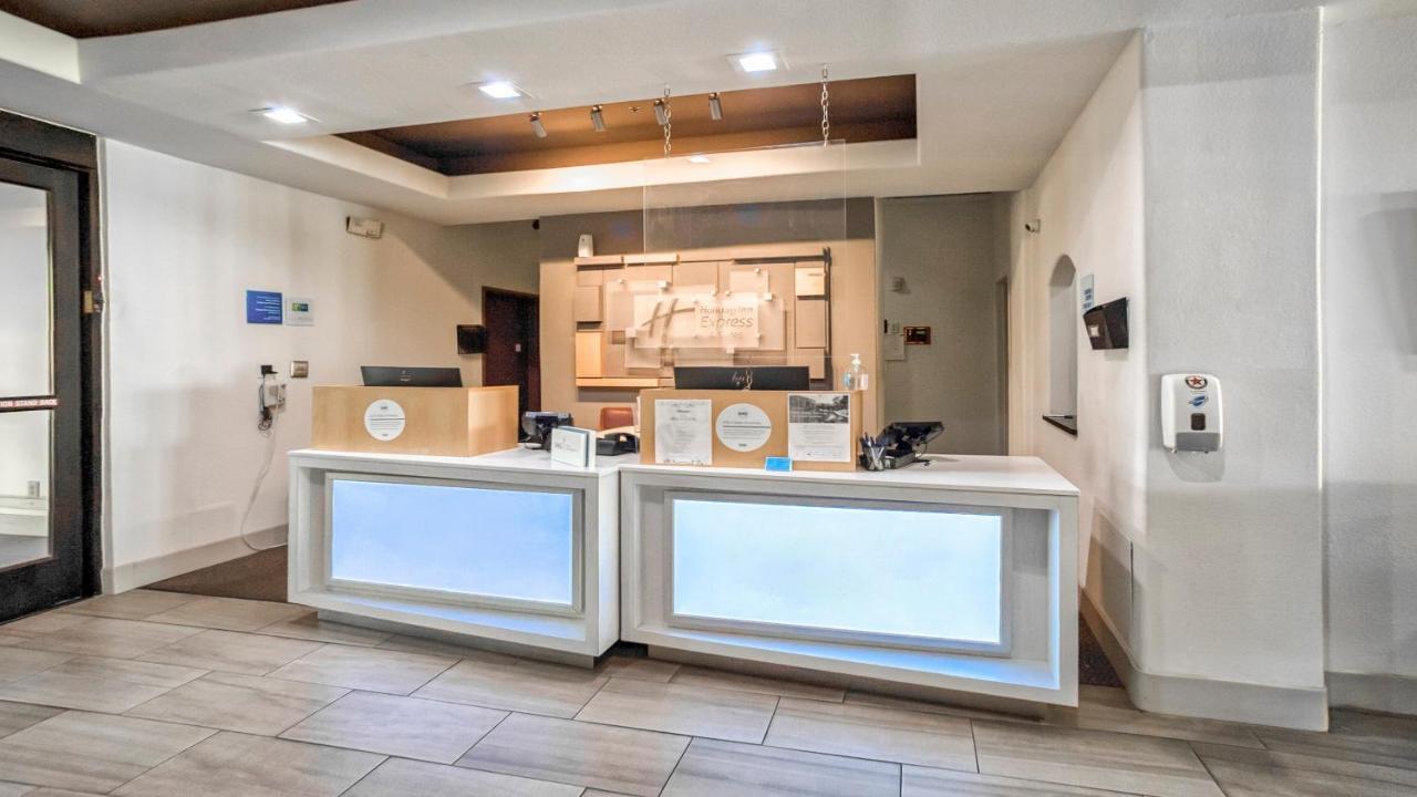 Holiday Inn Express And Suites Beeville By Ihg Bagian luar foto