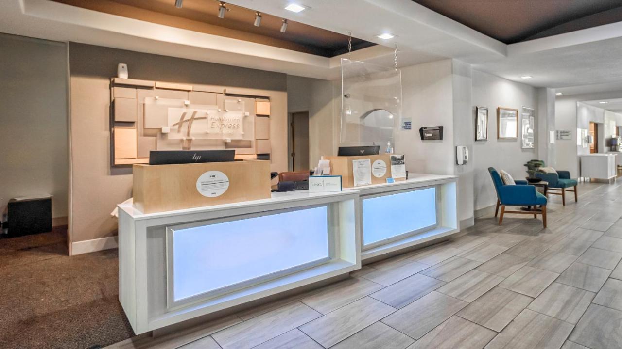 Holiday Inn Express And Suites Beeville By Ihg Bagian luar foto