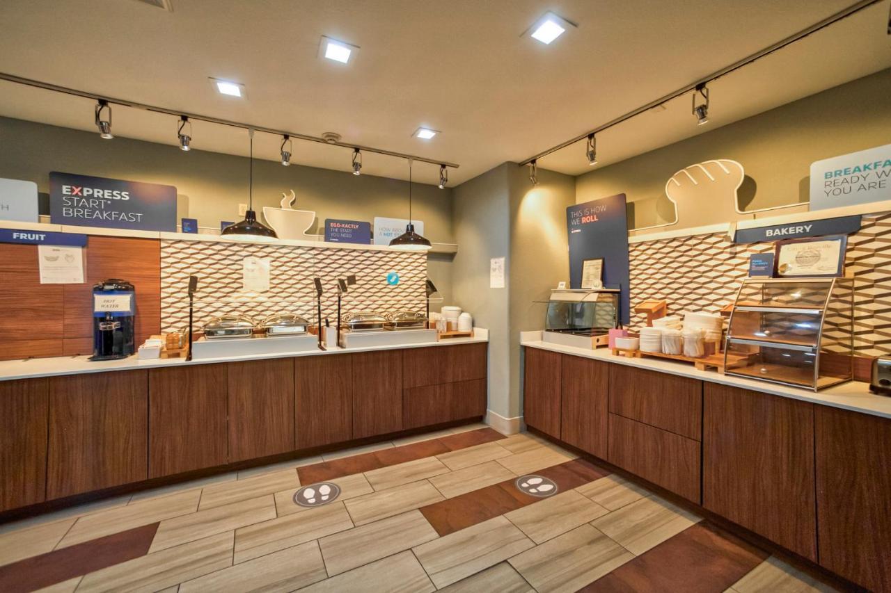 Holiday Inn Express And Suites Beeville By Ihg Bagian luar foto