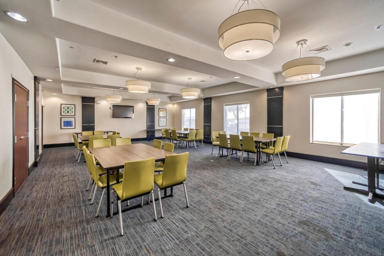 Holiday Inn Express And Suites Beeville By Ihg Bagian luar foto