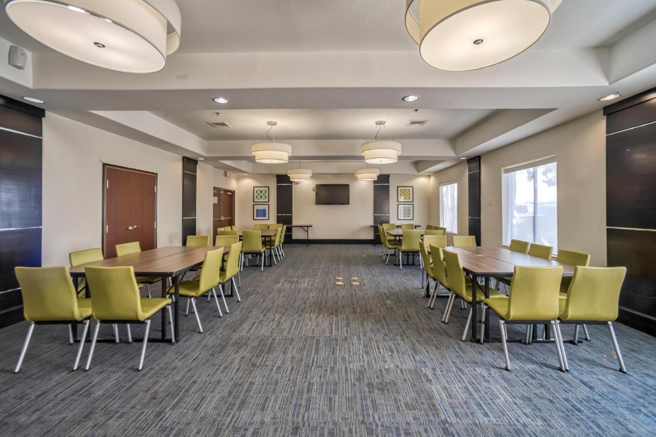 Holiday Inn Express And Suites Beeville By Ihg Bagian luar foto