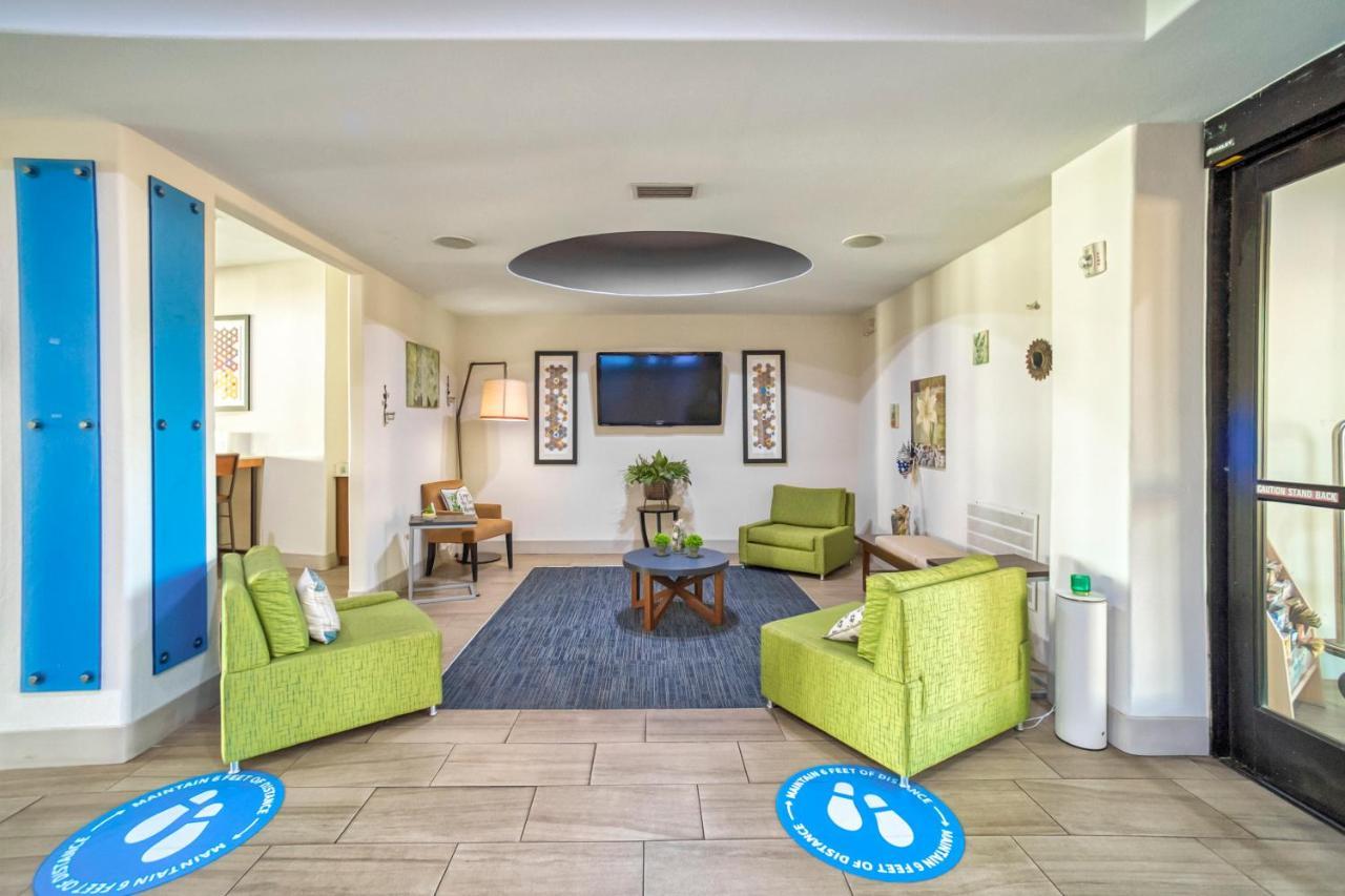 Holiday Inn Express And Suites Beeville By Ihg Bagian luar foto