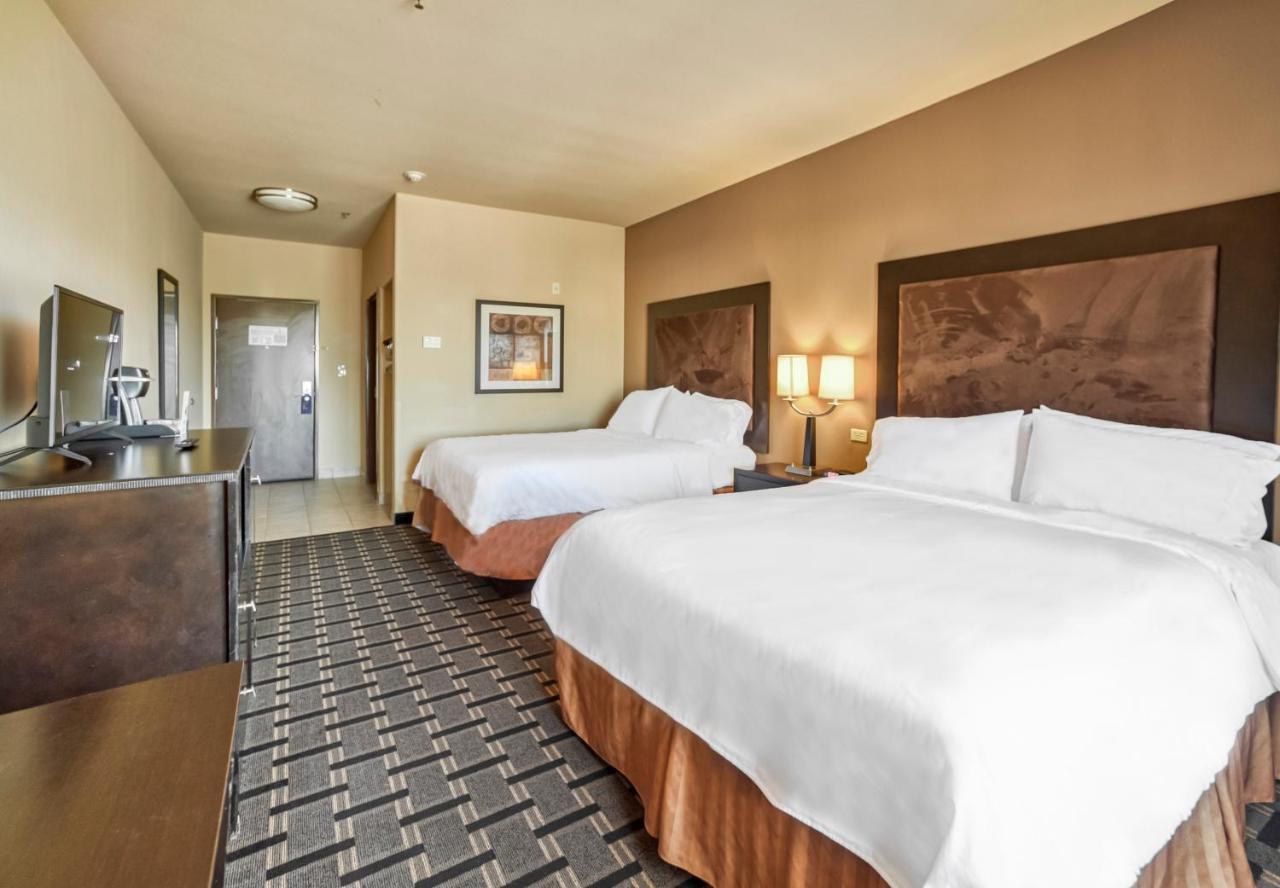 Holiday Inn Express And Suites Beeville By Ihg Bagian luar foto