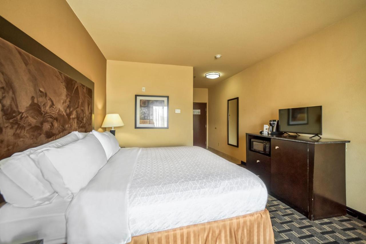 Holiday Inn Express And Suites Beeville By Ihg Bagian luar foto