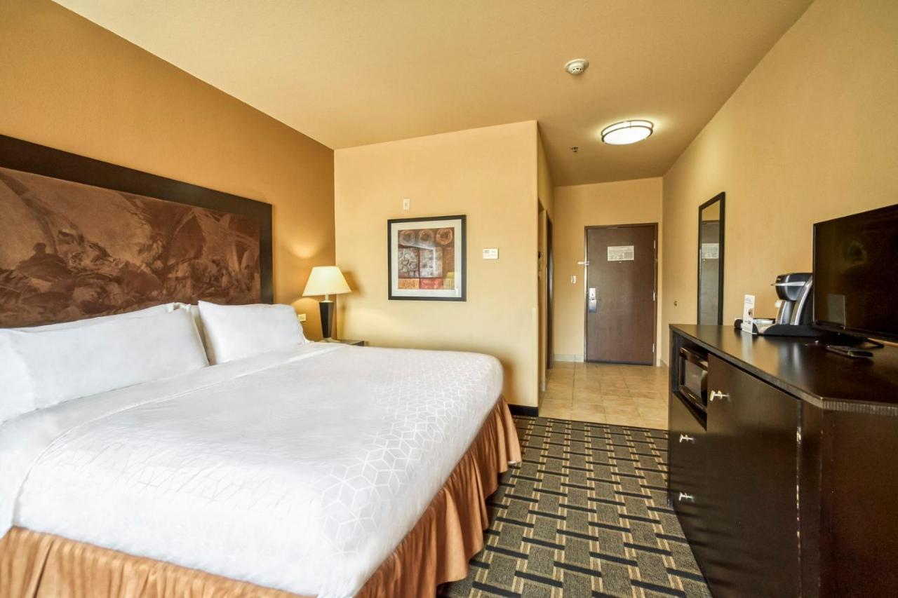 Holiday Inn Express And Suites Beeville By Ihg Bagian luar foto