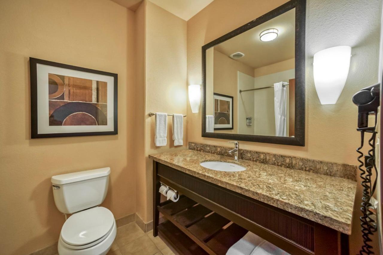 Holiday Inn Express And Suites Beeville By Ihg Bagian luar foto