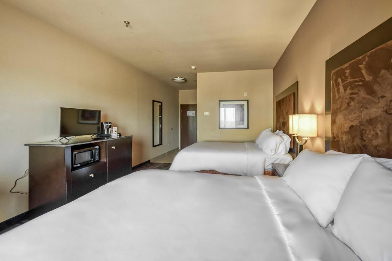 Holiday Inn Express And Suites Beeville By Ihg Bagian luar foto