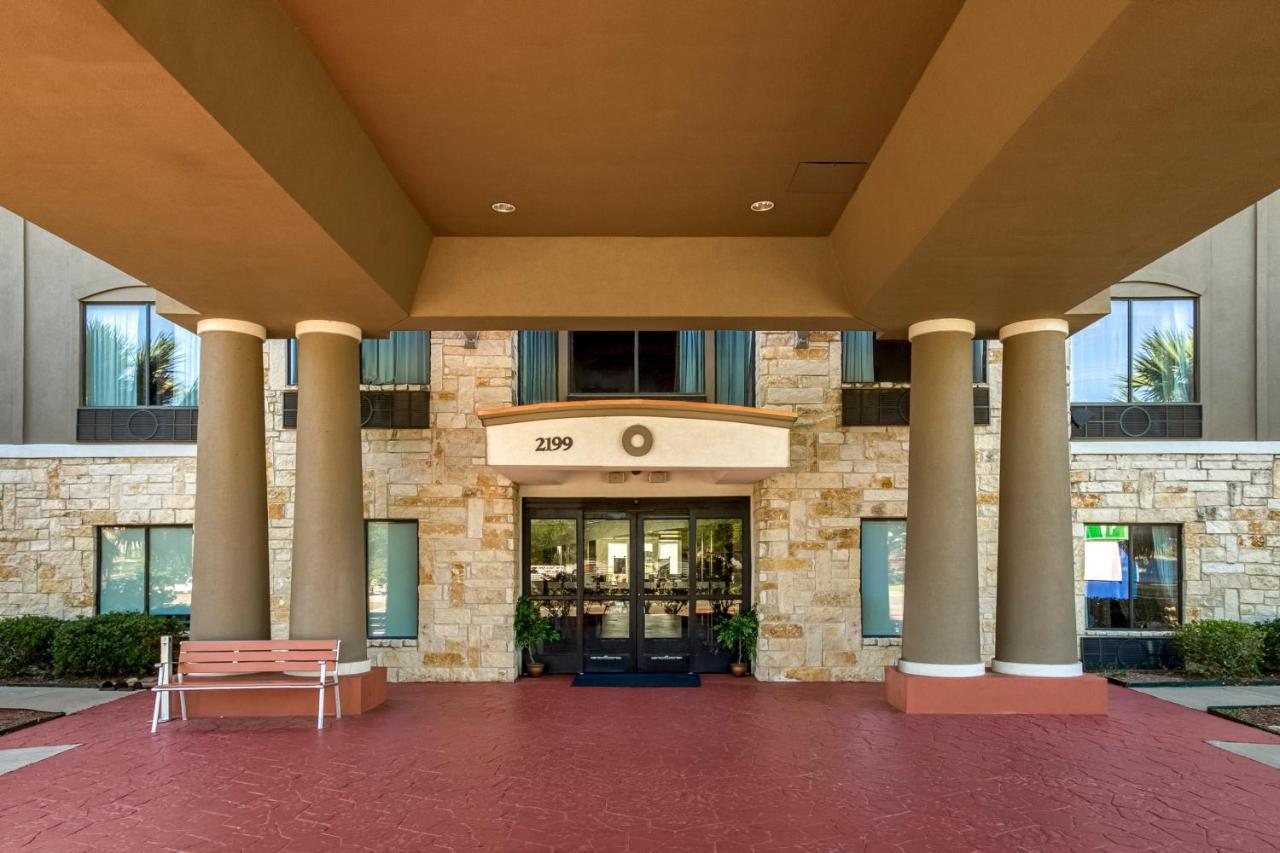 Holiday Inn Express And Suites Beeville By Ihg Bagian luar foto