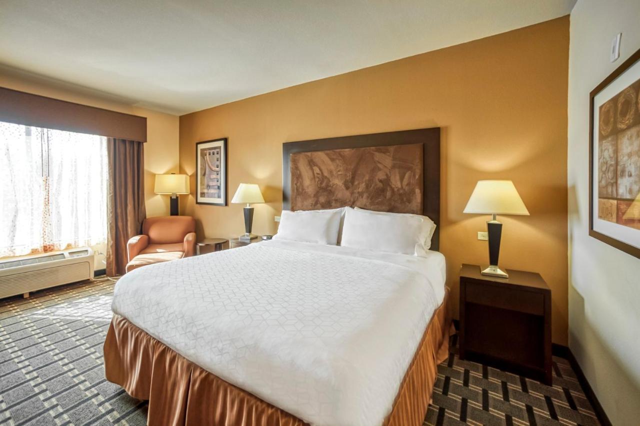Holiday Inn Express And Suites Beeville By Ihg Bagian luar foto