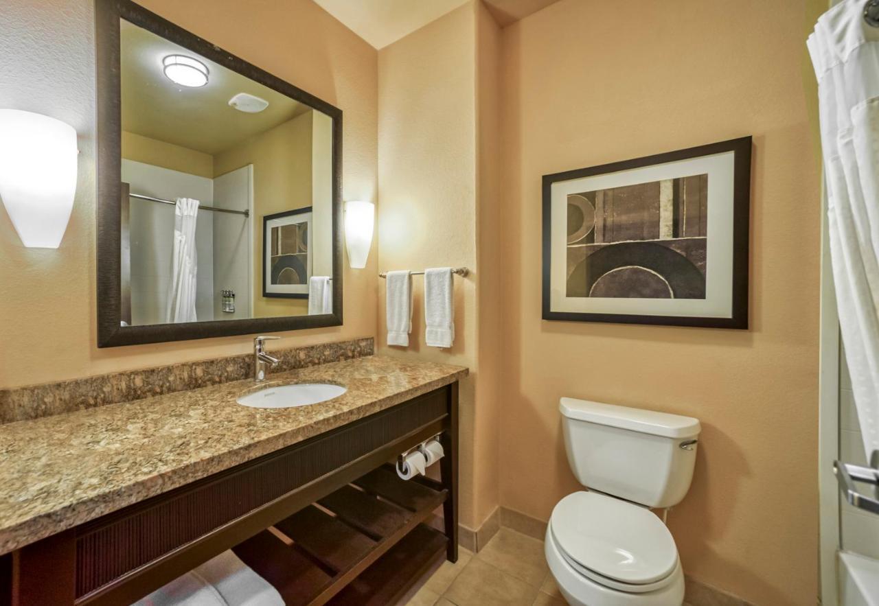 Holiday Inn Express And Suites Beeville By Ihg Bagian luar foto