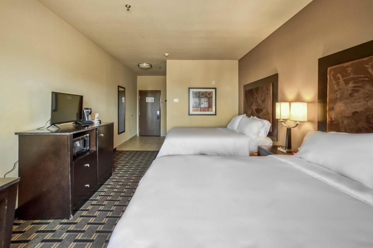 Holiday Inn Express And Suites Beeville By Ihg Bagian luar foto