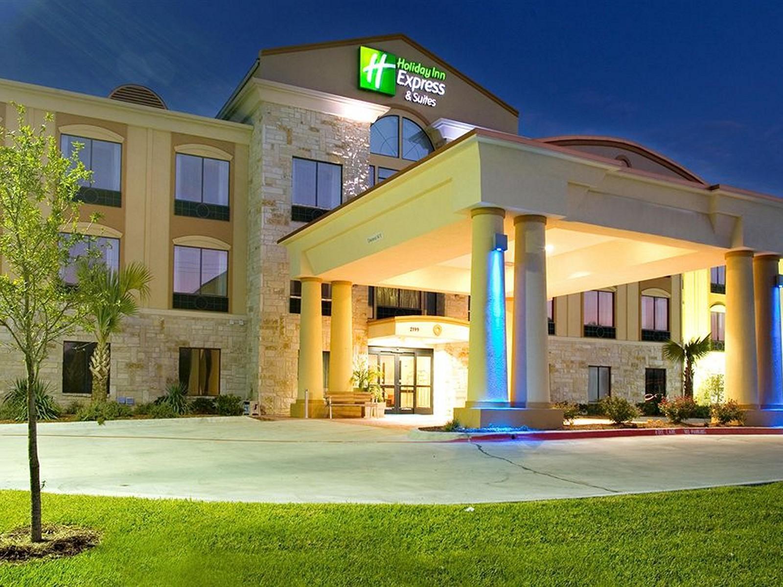 Holiday Inn Express And Suites Beeville By Ihg Bagian luar foto
