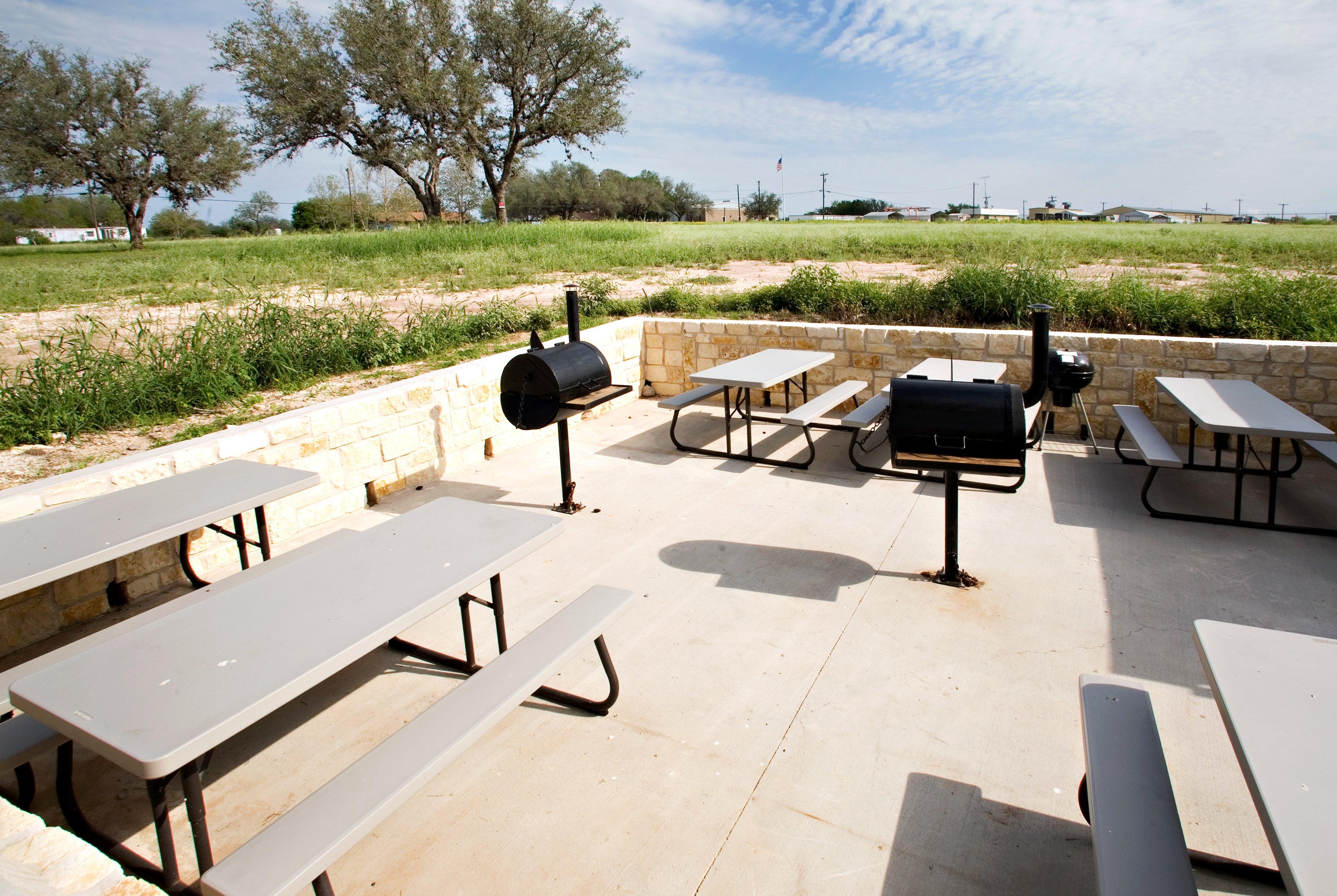 Holiday Inn Express And Suites Beeville By Ihg Bagian luar foto