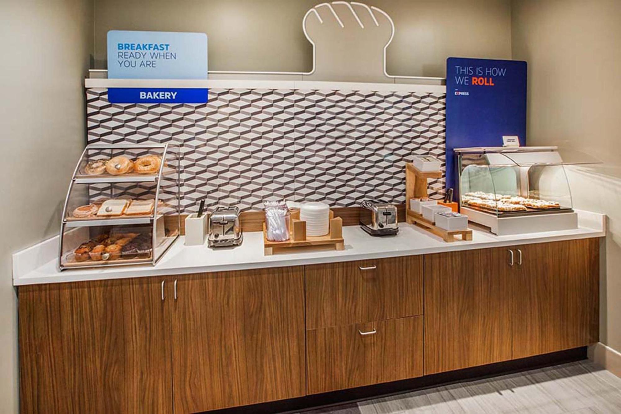 Holiday Inn Express And Suites Beeville By Ihg Bagian luar foto
