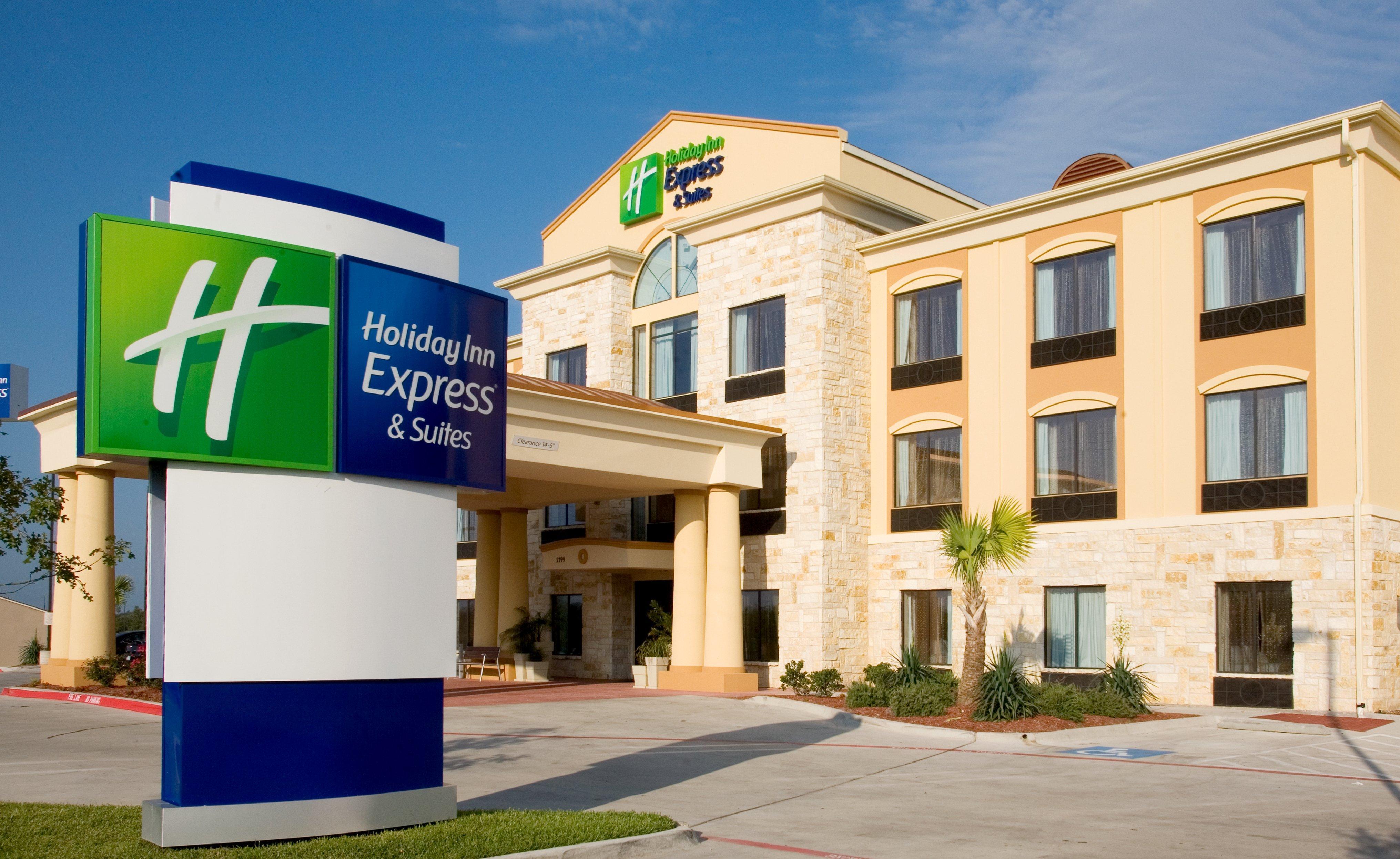 Holiday Inn Express And Suites Beeville By Ihg Bagian luar foto