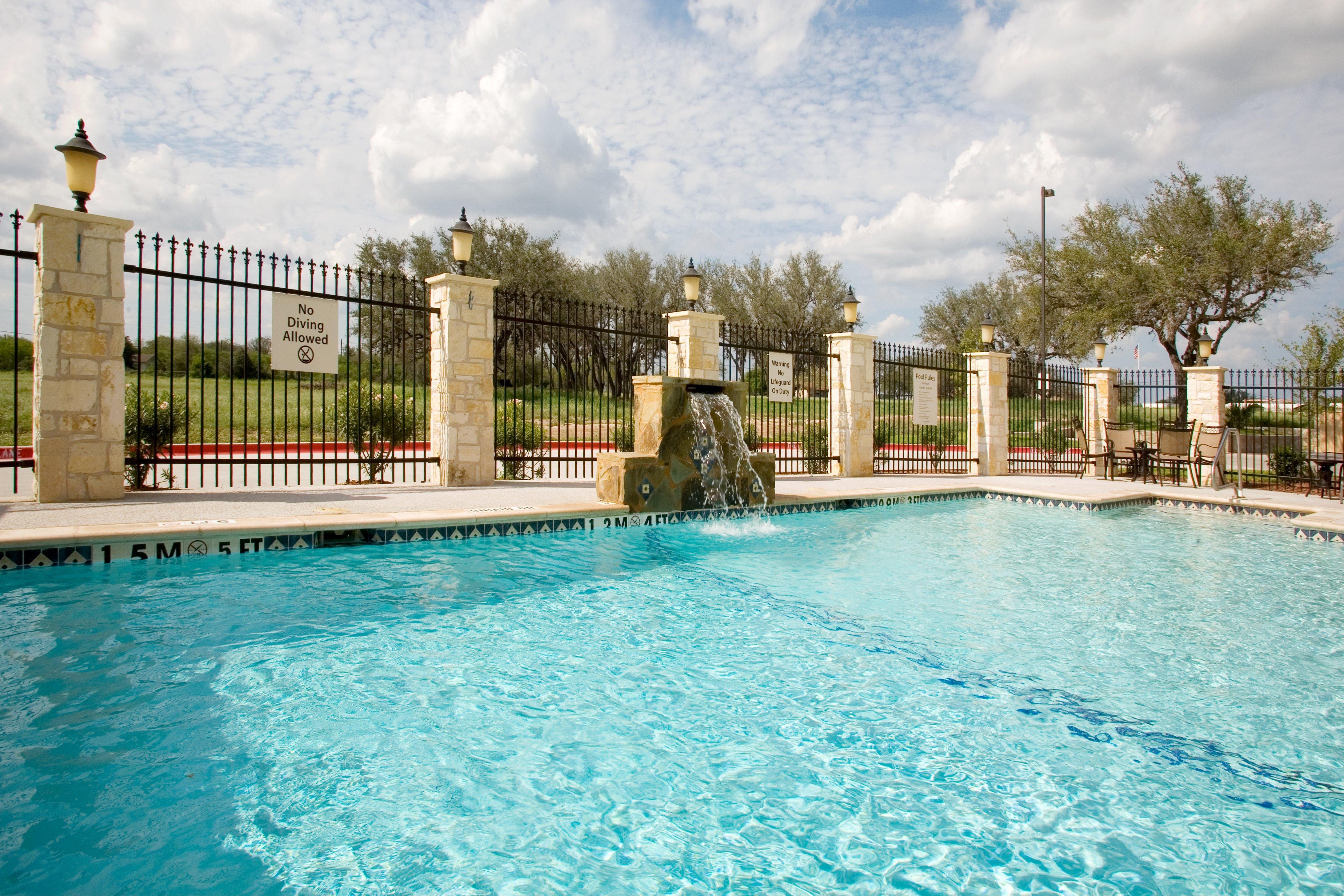 Holiday Inn Express And Suites Beeville By Ihg Bagian luar foto