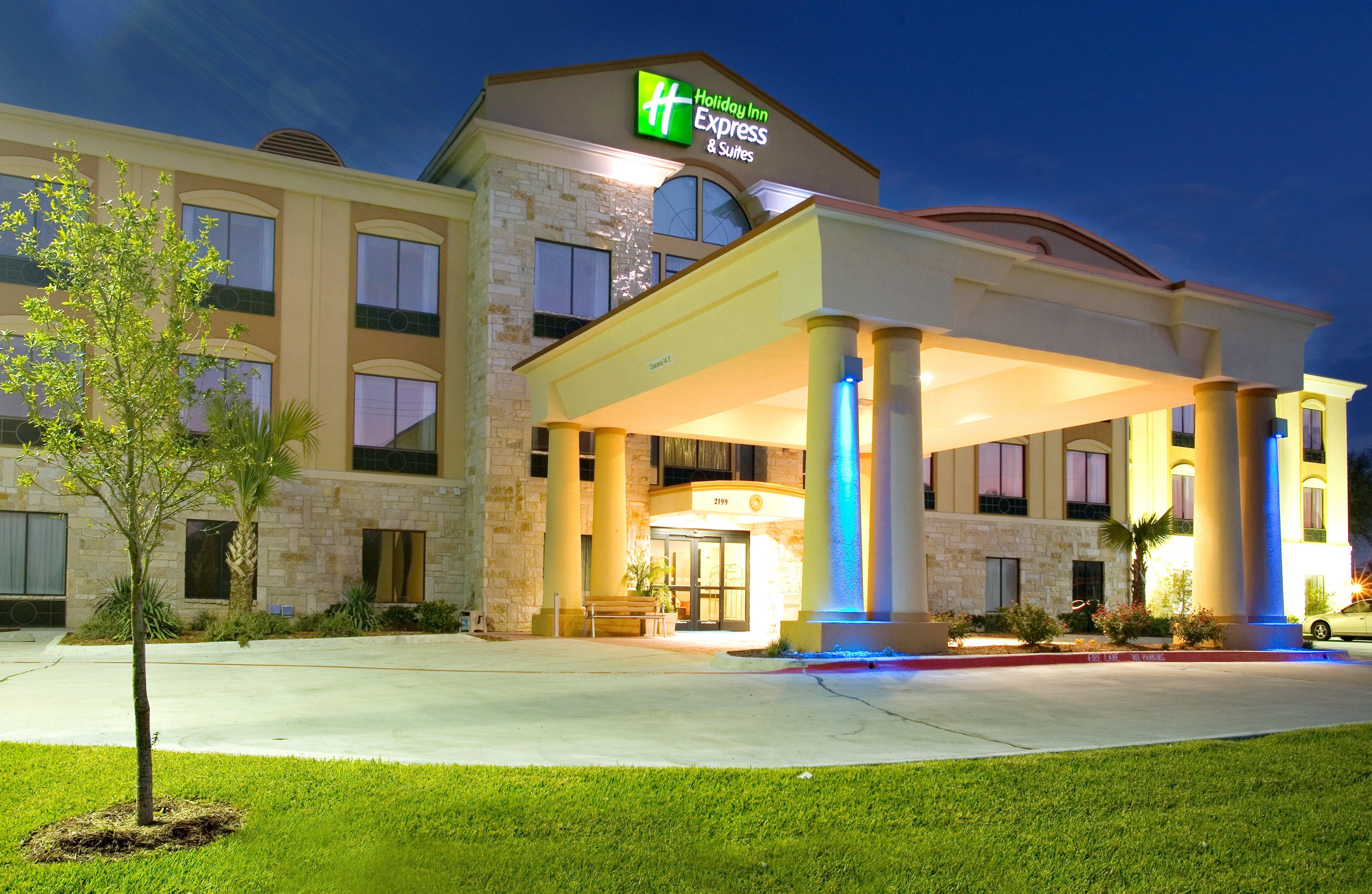 Holiday Inn Express And Suites Beeville By Ihg Bagian luar foto