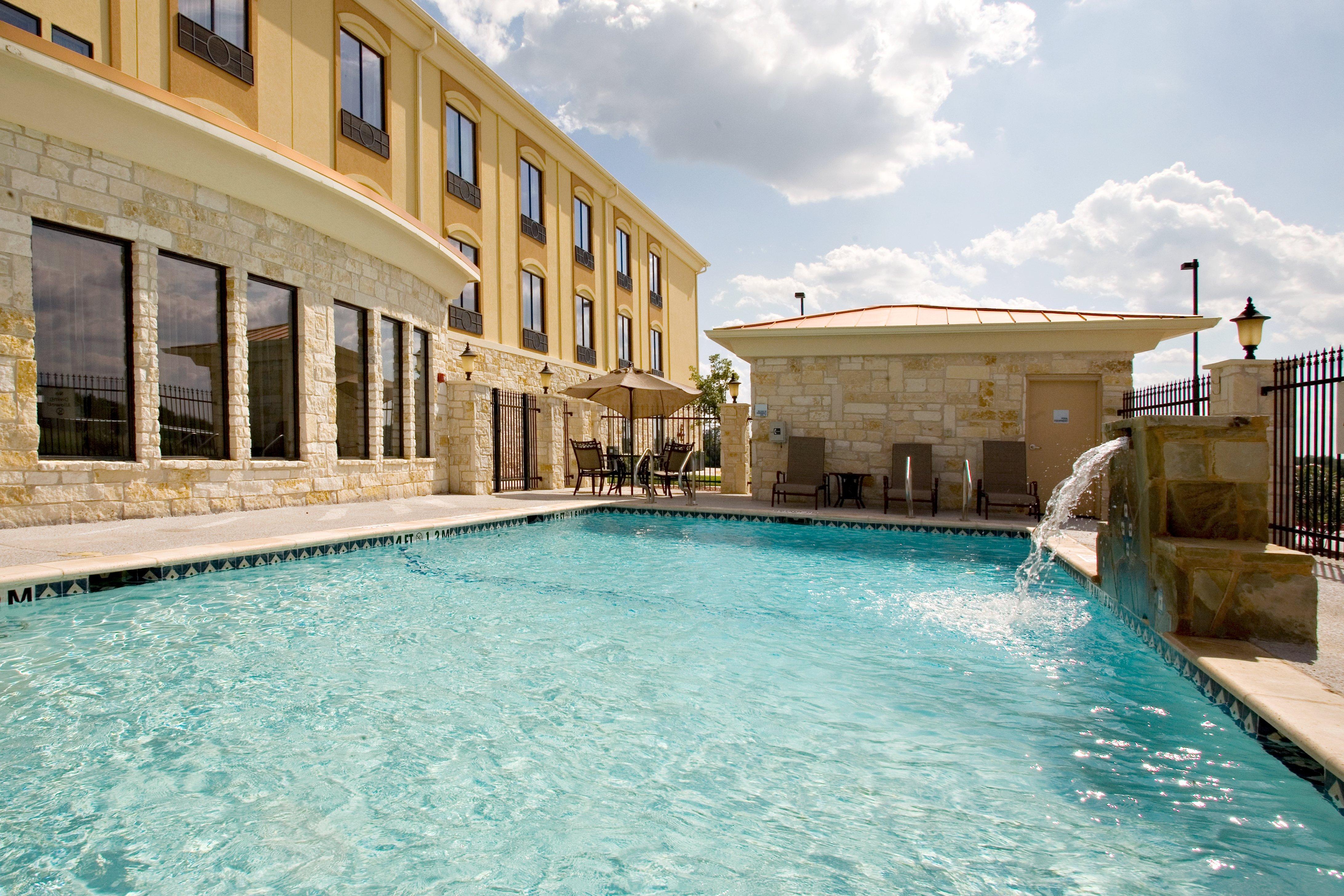 Holiday Inn Express And Suites Beeville By Ihg Bagian luar foto