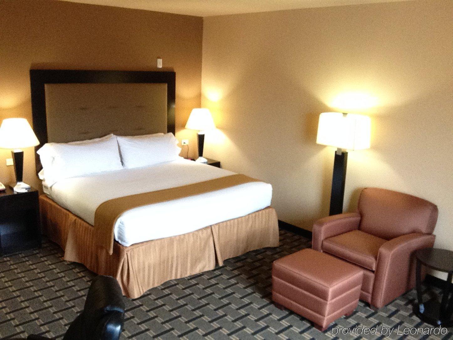 Holiday Inn Express And Suites Beeville By Ihg Bagian luar foto